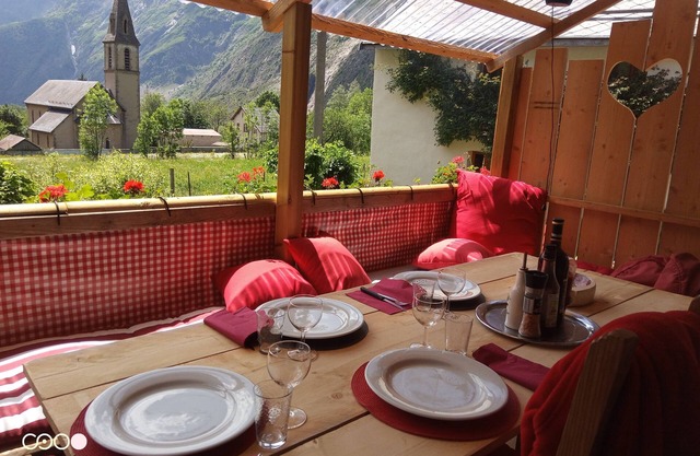 Sleeps 12-14 in beautiful mountain setting.