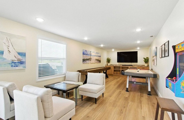 Sleeps 12, Game Room, East Tampa - Magnolia Escape