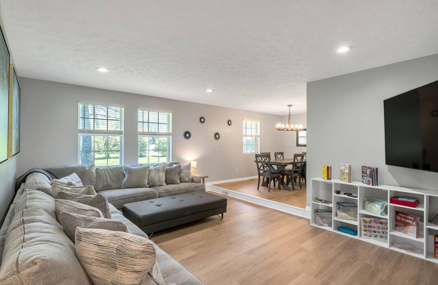 Sleeps 12, Ranch Style Home ~ Kings Island, Great Wolf, Tennis, Golf, and More!
