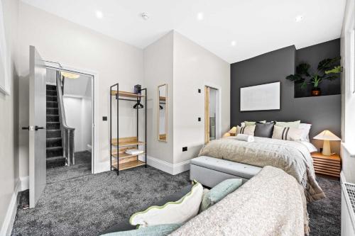 Sleeps 14 The Old Trafford Family Zen by Genesis Living