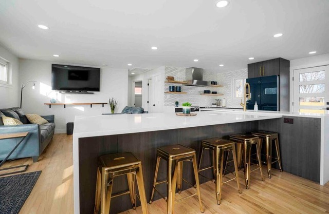 Sleeps 16 - 15 min/Downtown, 10 min/Medical Center