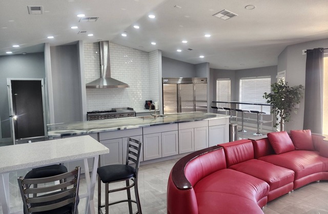 Sleeps 16. 5bd/5a. Pool, Spa, Park Room for RV, Boats and Toy Trailers !