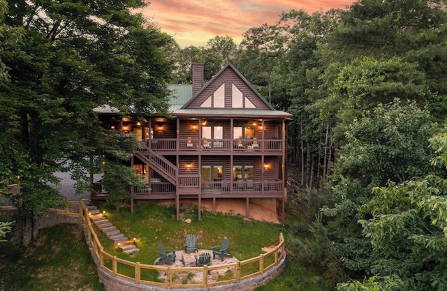 Sleeps 16 Lux Living w/Stunning Views! Fire pit,Game room, Hot tub, Fireplace