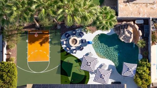 Sleeps 16 Pool Hot Tub Sport Court Game Room