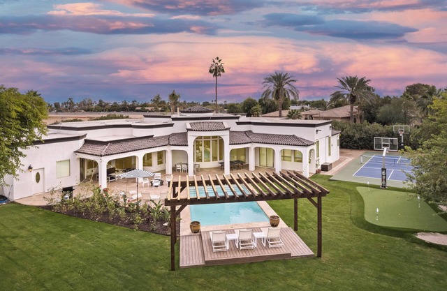 Sleeps 19, 7BDR Estate! Sports Court, Putting Green, Pool | Farrier by AvantStay