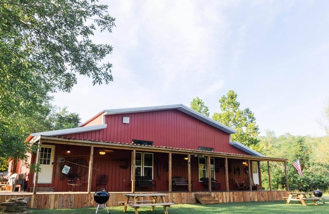 (Sleeps 20)Fishing Lodge Steps from the River