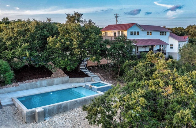 Sleeps 20, Private Pool, Backyard, Luxurious Home!