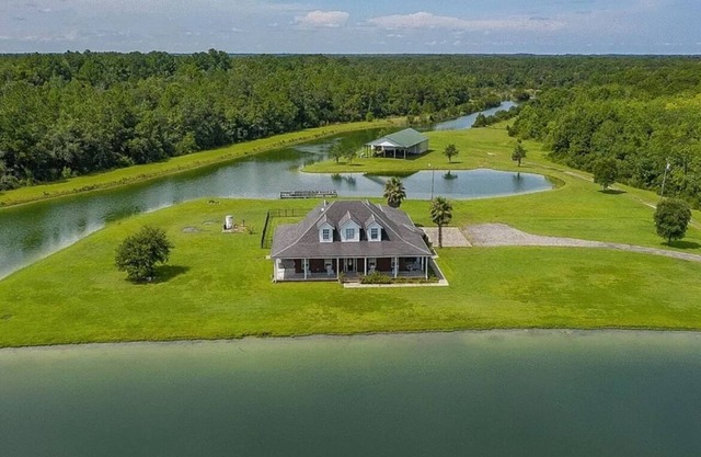 Sleeps 20. Spacious 7-bedroom house in Callahan just 15 min from Jax airport.