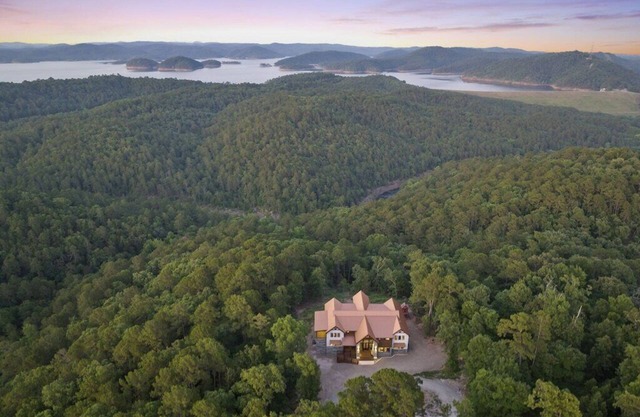 Sleeps 30 * 7 Bdr-18 Beds * Lake Views * Handicap Accessible * Pet Friendly