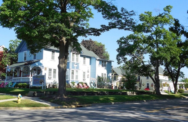 Sleeps 34, 12 bedrooms, 6 baths, Downtown Lake Geneva, 2 houses same property