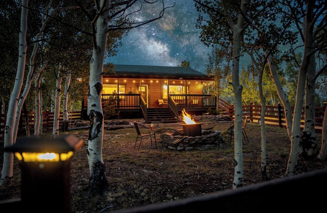 ★ Sleeps 4 ★ Surrounding Mtn + Aspen Vistas + Hot Tub + Game Room