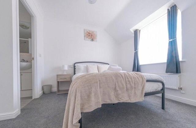 Sleeps 5 - Private Garden- Free Parking