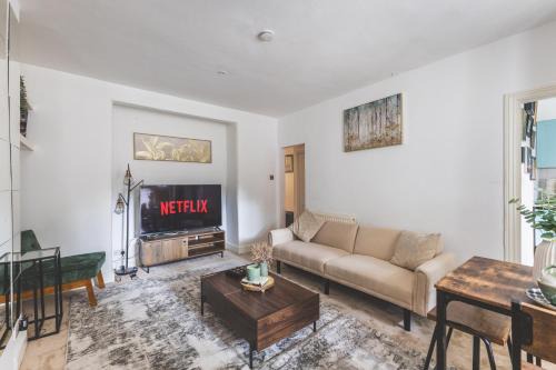 Sleeps 5! WiFi & Parking, 4 Mins To Station, NEWLY REFURBISHED!