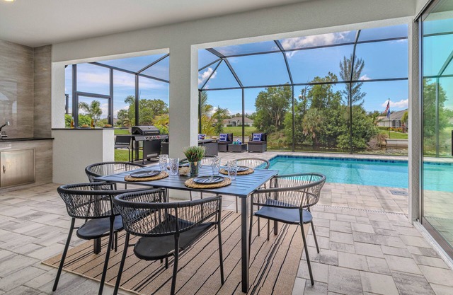 Sleeps 6, Heated pool, Outdoor lounge - Stars Vacation Rentals -
