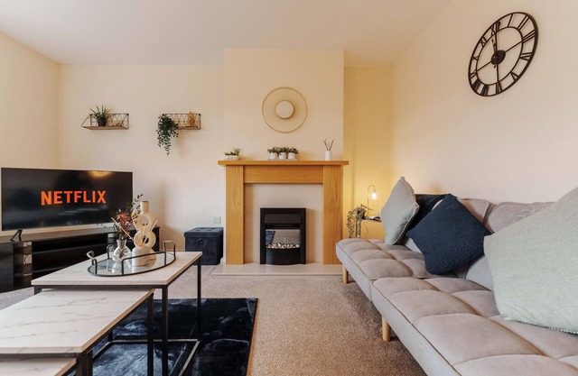 Sleeps 7: Corporate & Family Stays - FREE Parking!