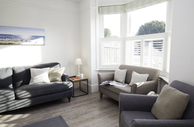 Sleeps 8, 2 bathrooms, Bembridge village & beaches, Dog friendly garden