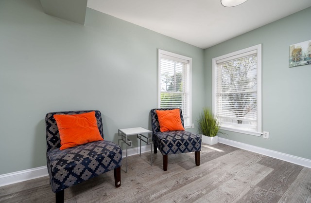 Sleeps 8 in the heart of DEWEY with a short 1.5 block walk to the beach