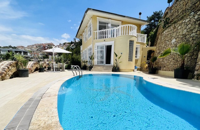 Sleeps 8, Spacious and Airy Villa - AWZ 284