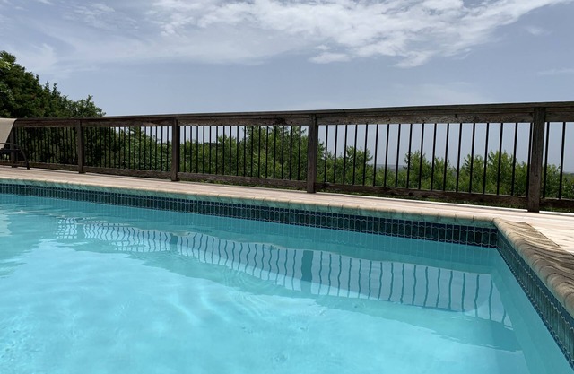 Sleeps10-Beautiful Views, Secluded, Heated Pool, Fireplace, Very Comfy 5 Bedroom