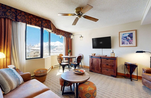 Slope access with mtn views, in/outdoor pools, hot tub, sauna, gym