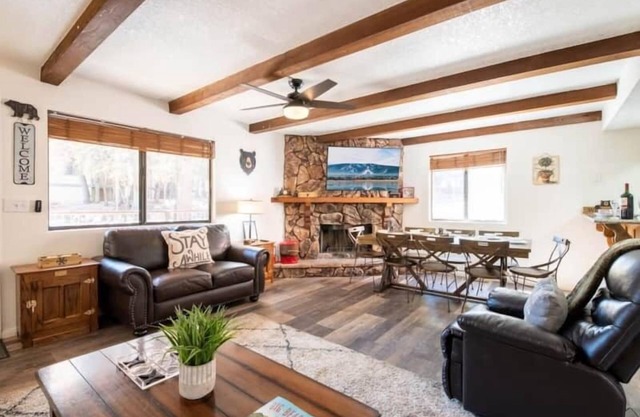 Slopeside Cabin B - Game room w Hot tub & Parking