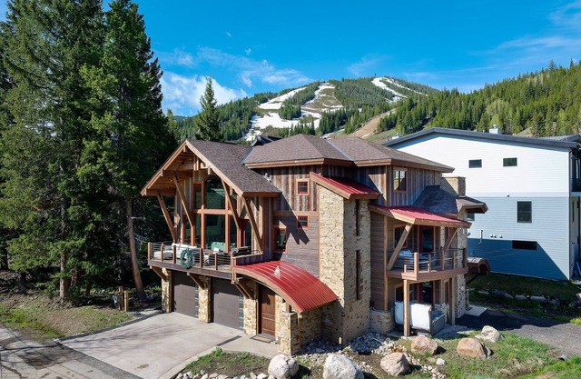 Slopeside Custom Chalet I 2 Hot Tubs I Fire Tables I Views I Best Price I Discounted Attractions