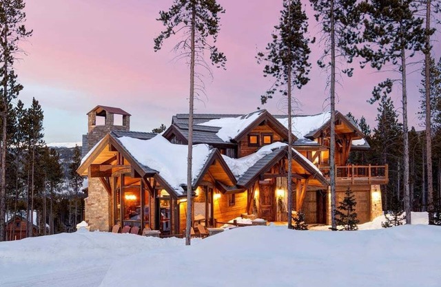 Slopeside Manor-Magnificent Custom Home Right by the Slopes-Great Amenities!