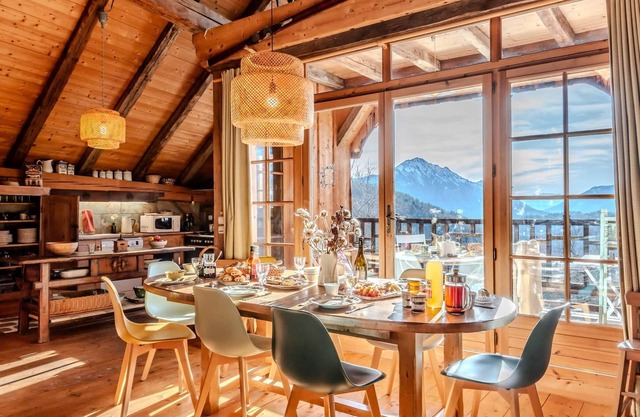 Slow Chalet de l'Ourse - Charming old chalet, stunning view, sauna, pets ok