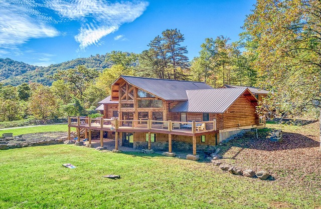 Slps 24;12m town;7acre; huge yard; theatre+gmroom!