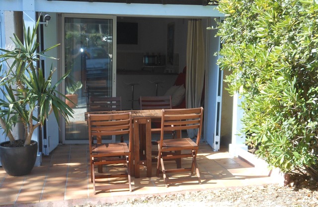 small 2-room villa with garden, quiet and close to the brusc beach