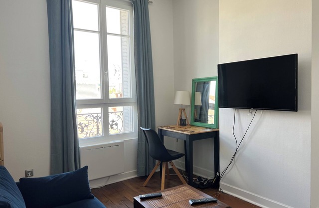 Small 2-room apartment just outside Paris