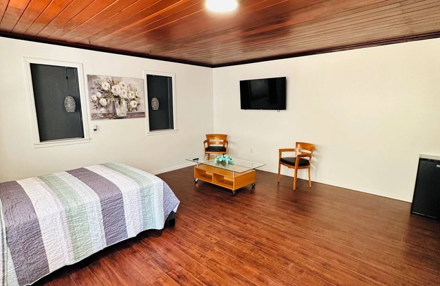 Small Chic studio with Outdoor Seating Area By West Hollywood With Free WiFi