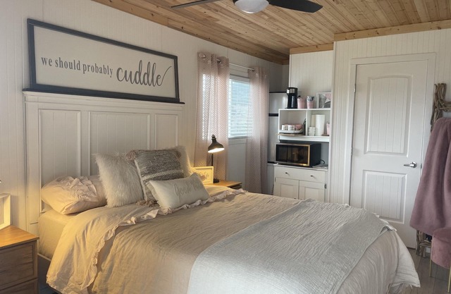 Small cottage with outdoor space minutes to the beach