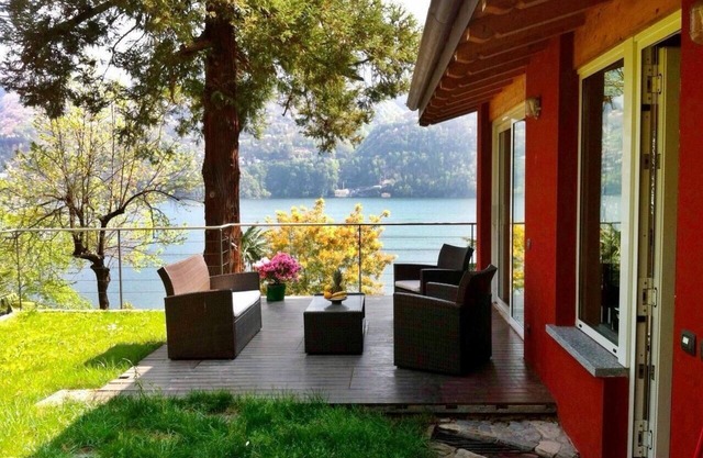 Small house with large garden, view of Como Lake 'Sans Souci'