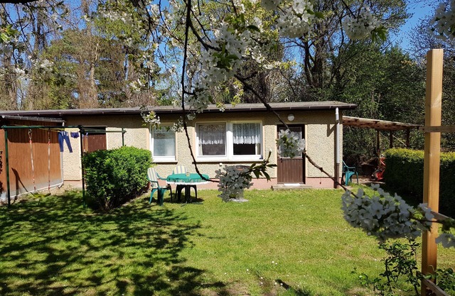 small, inexpensive bungalow/accommodation nearby v Berlin S-Bahn connection