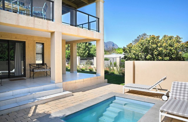 Small Wonder Villa with lovely mountain view and walking distance to restaurants