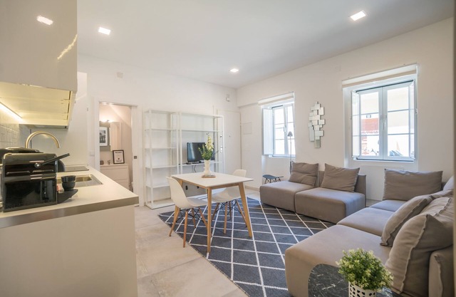 Smile you are at Mouraria, excellent location!