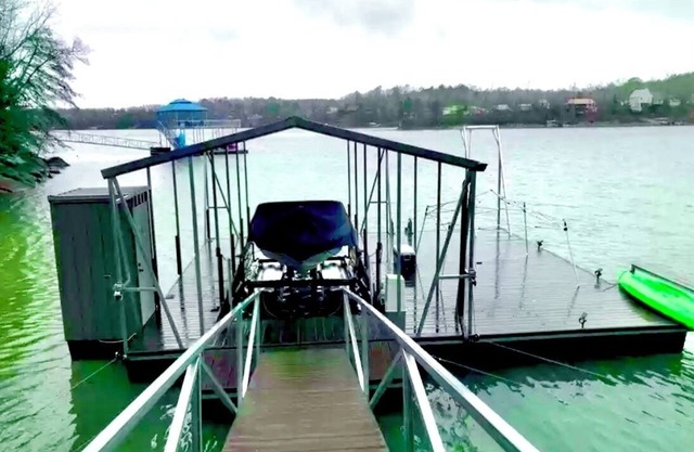 Smith Lake Luxury Home w/Private Dock, Kayaks, Hot Tub, Fire Pit, Grill, & More