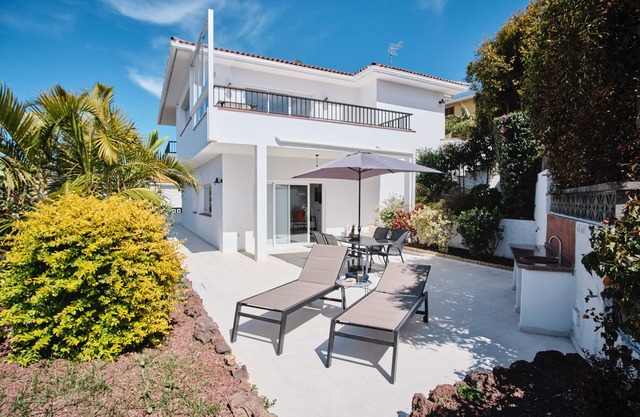 Smoke-free and fragrance-free apartment. Peace, garden and beautiful sea views!