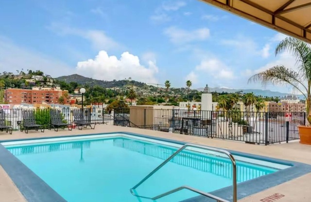 Snazzy 2Bd Apt/Rooftop Pool with Stunning view of the City & the Hollywood Sign