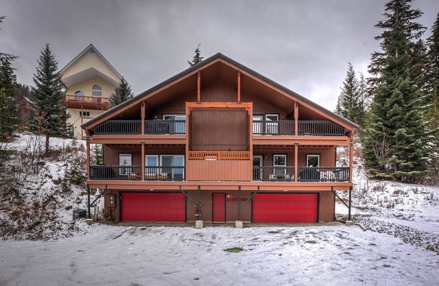 Snowberry 2, 9 bed 8 bath steps to lift. Sauna, hot tub, garage, and sleeps 30!