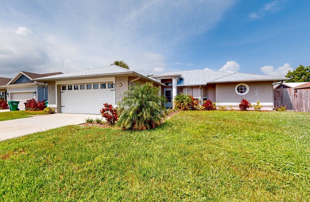 Snowbird-friendly home with private pool, central AC, grill, & washer/dryer