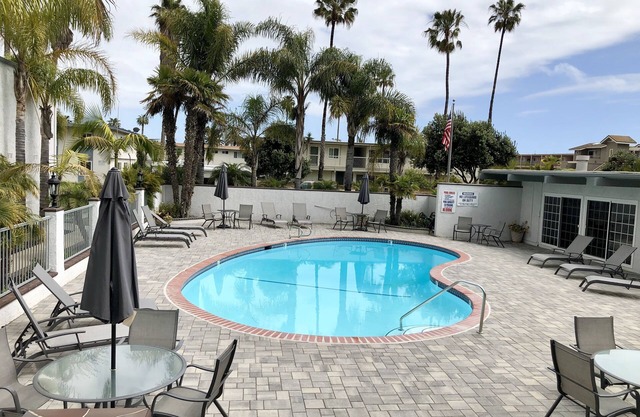 Snowbirds! 2 BR Condo Across the Street from Beach Heated Pool - 28 Day Special!