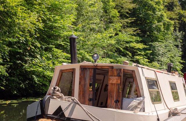 SNUG 30ft NARROWBOAT WITH INDOOR FIREPLACE