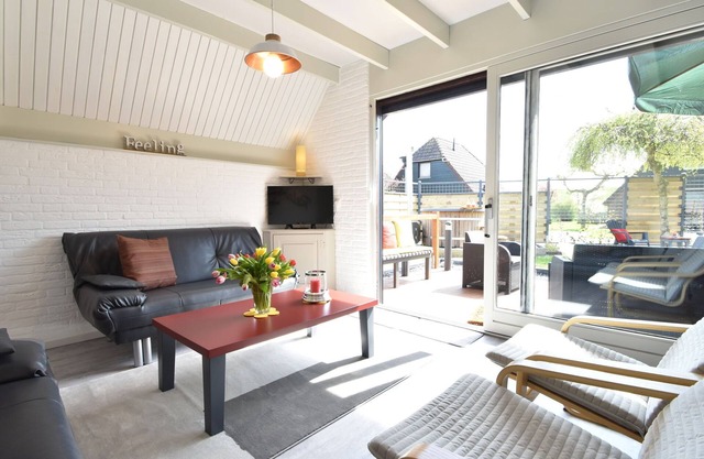 Snug Holiday Home in Herkingen with Jacuzzi in the Garden