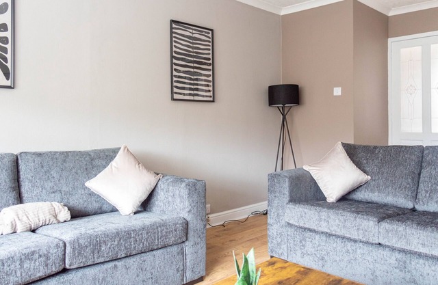 Snug Modern Home in Falkirk