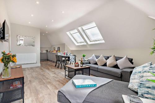 SOBO Loft Sleek Southbourne 2-Bedroom Apartment Close to SOBO Beach