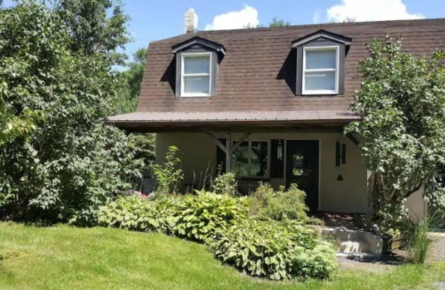 Solitary Homestead-scenic setting, spacious outdoor areas. Easy access PSU.