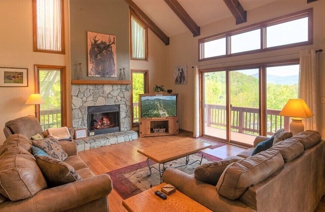 "Solitude Above All" spacious, cozy chalet w/mountain views NEW LISTING DISCOUNT