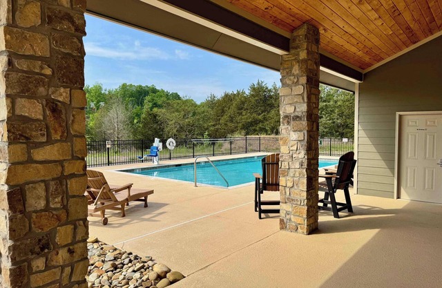 Someday Cottage, Luxury Lakefront Views for 6 withPool & Billiards!